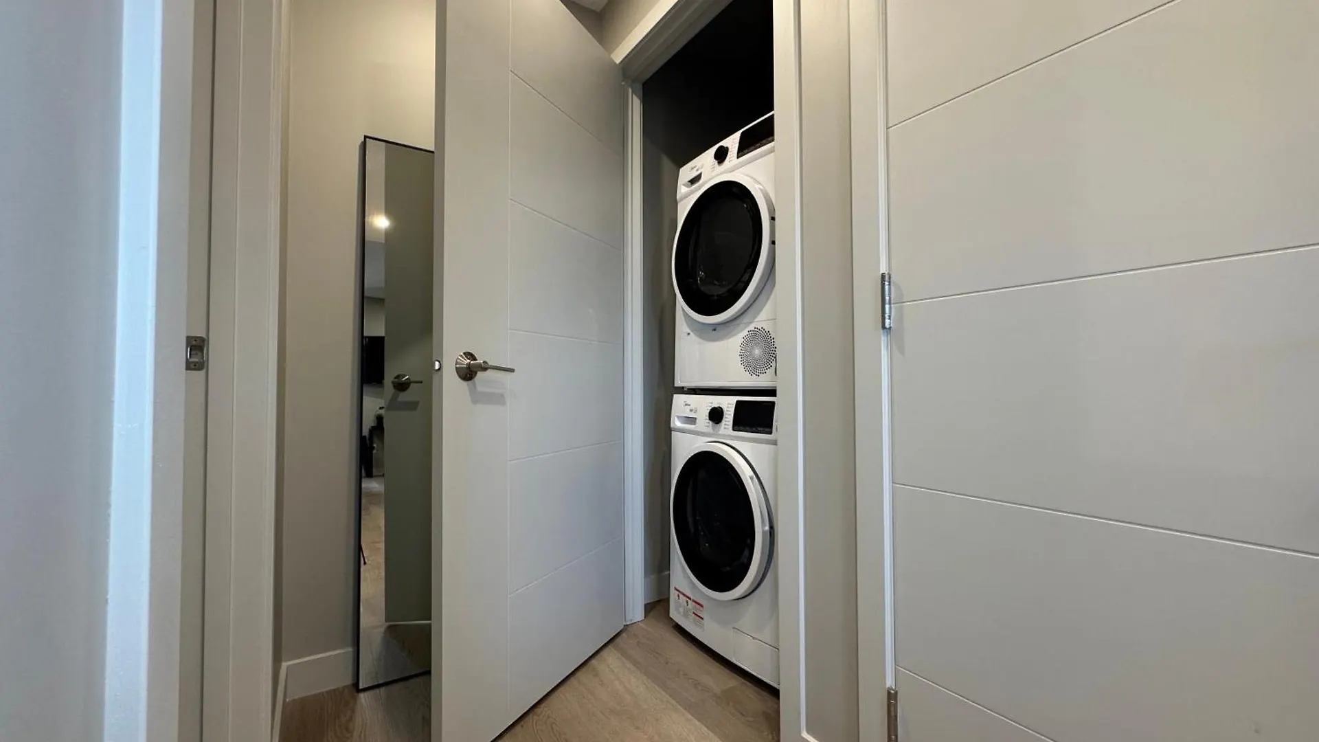 1Br Suite With Patio, Full Kitchen & Free Parking YYC 0*,  Canada