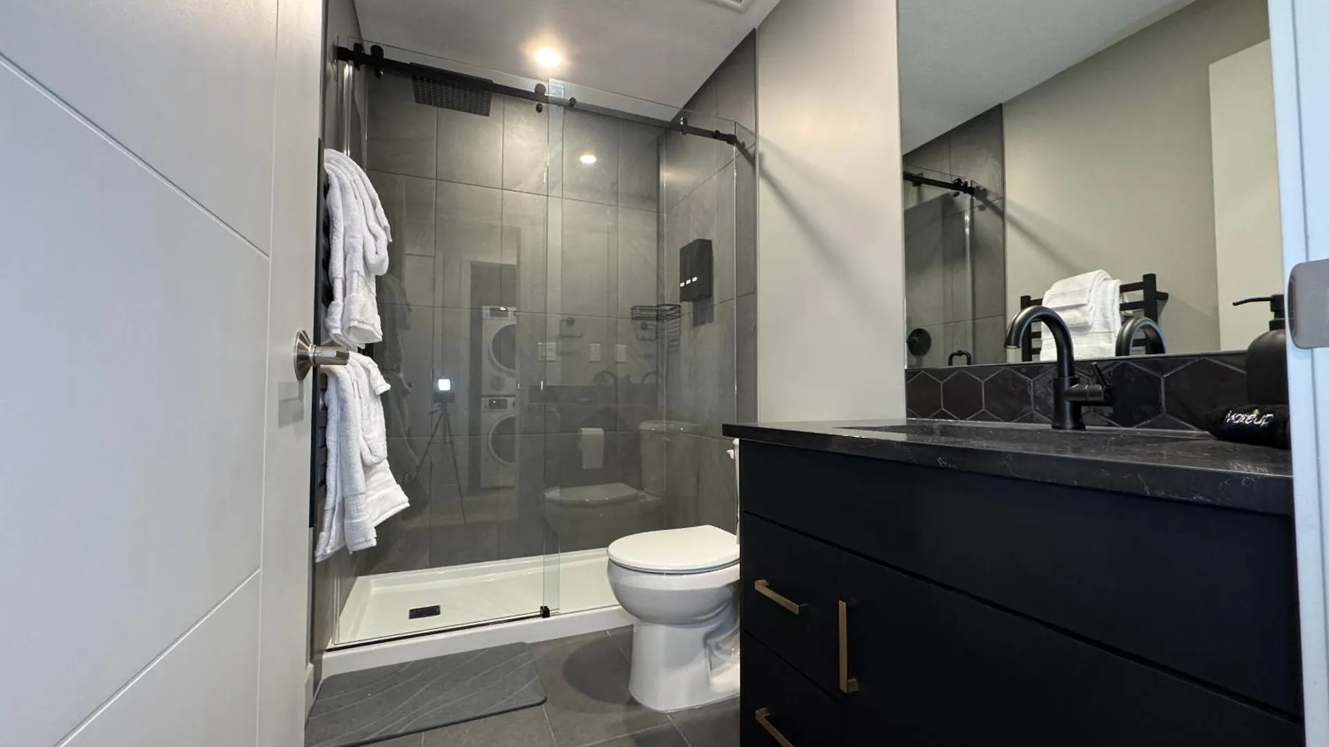 1Br Suite With Patio, Full Kitchen & Free Parking YYC 0*,