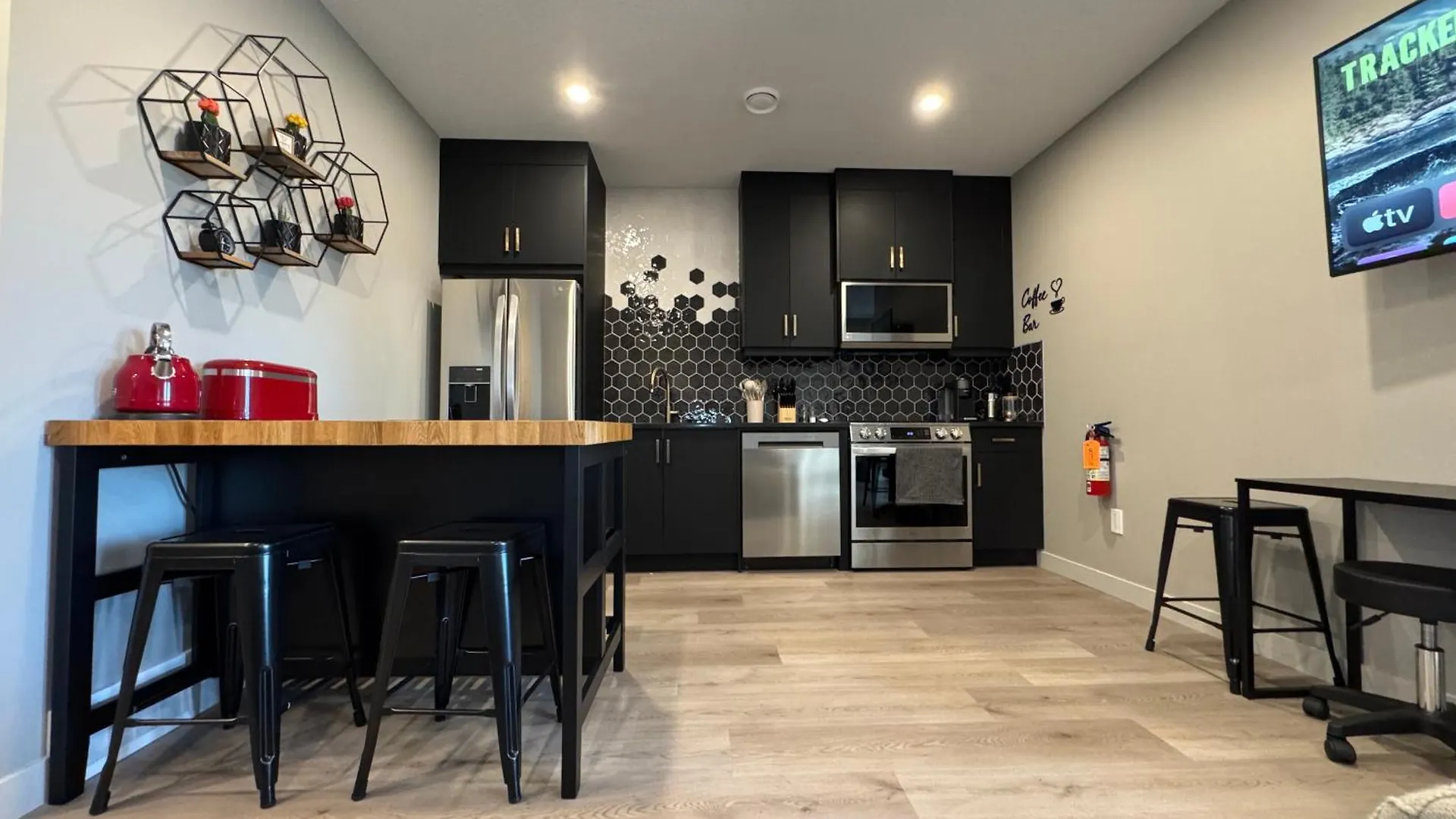 1Br Suite With Patio, Full Kitchen & Free Parking YYC 0*,  Canada